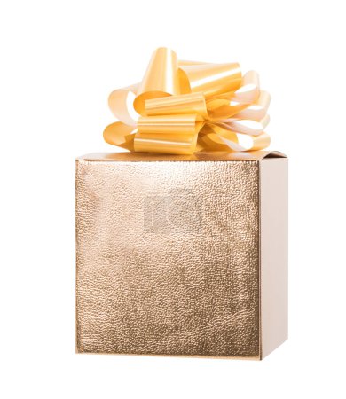 Téléchargez les photos : Gift box decorated with golden paper and bow - en image libre de droit