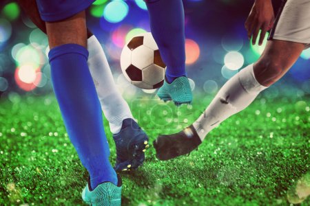 Foto de Escena de acción futbolística con jugadores de fútbol competidores en el estadio - Imagen libre de derechos