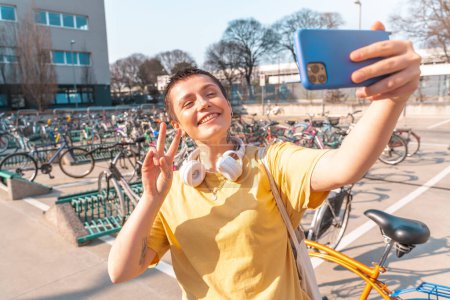 Téléchargez les photos : Femme prend un selfie dans un parking à vélo - en image libre de droit