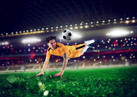 Téléchargez les photos : Joueur d'attaquant de football avec combinaison d'équipe jaune saute - en image libre de droit