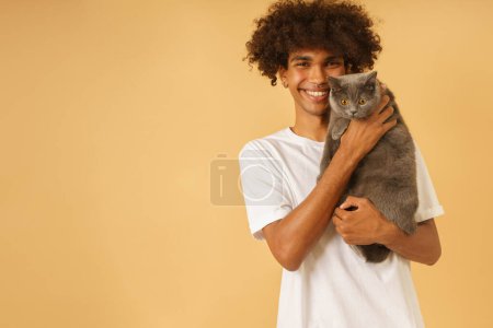 Foto de Feliz hombre cuida de su gato - Imagen libre de derechos