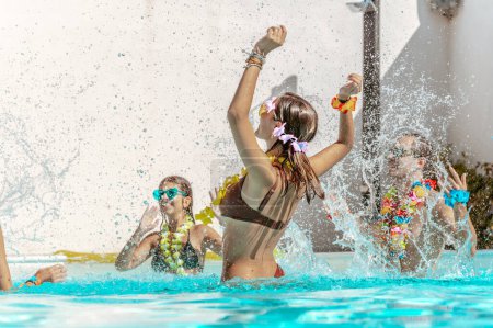 Foto de Group of friend play together in the pool - Imagen libre de derechos