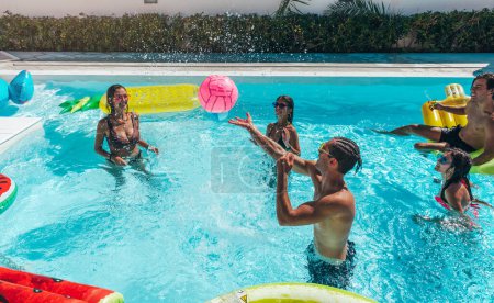 Téléchargez les photos : Group of friend play together in the pool - en image libre de droit