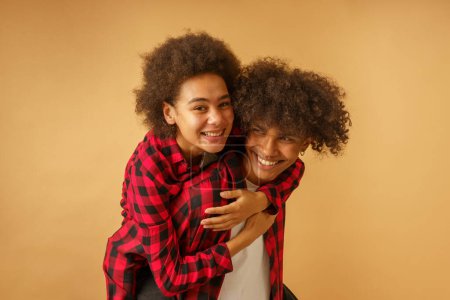 Téléchargez les photos : Couple heureux et souriant jouer et profiter ensemble - en image libre de droit