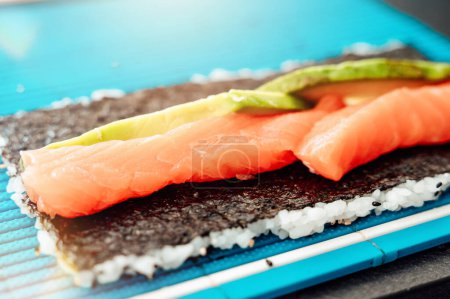 Téléchargez les photos : Gros plan sur les savoureux sushis uramaki japonais - en image libre de droit