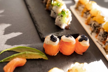 Foto de Primer plano de sabroso sushi uramaki japonés - Imagen libre de derechos