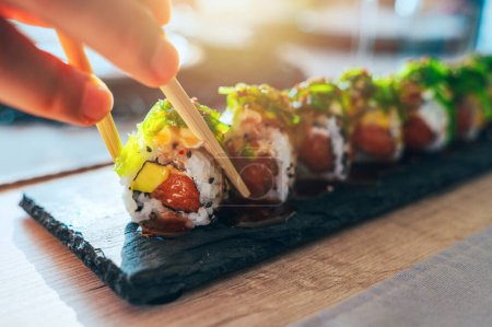 Téléchargez les photos : Gros plan sur les savoureux sushis uramaki japonais - en image libre de droit