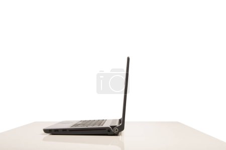 Téléchargez les photos : Image of a laptop. concept of internet sharing - en image libre de droit