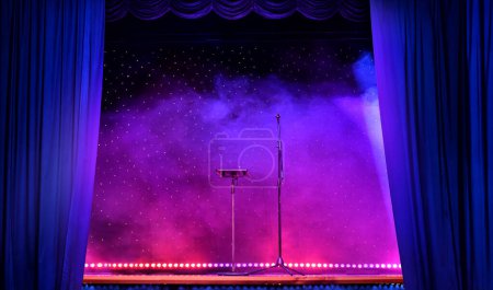 Foto de Theatre show with colored spotlights and microphone - Imagen libre de derechos