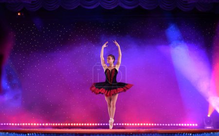 Téléchargez les photos : Danseuse de ballet lors d'une représentation dans un théâtre - en image libre de droit