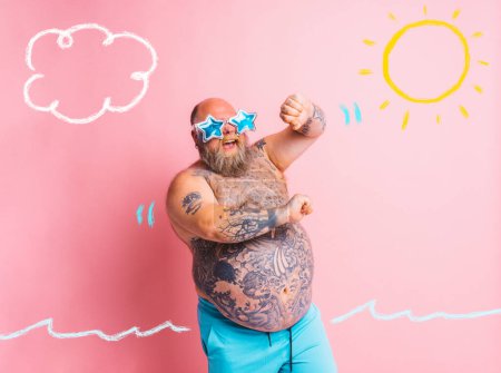 Téléchargez les photos : Homme à la barbe, tatouages et lunettes de soleil danse musique - en image libre de droit