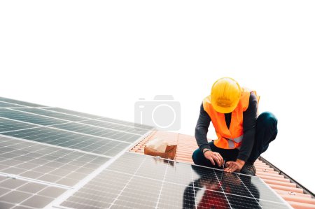 Foto de Trabajadores montan sistema con panel solar para electricidad - Imagen libre de derechos