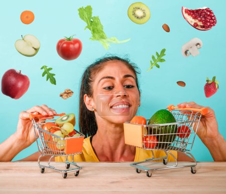 Téléchargez les photos : Femme heureuse fait un shopping sain de fruits frais - en image libre de droit