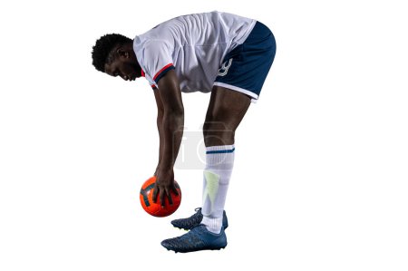 Téléchargez les photos : Joueur joue avec le ballon de football dans un match - en image libre de droit