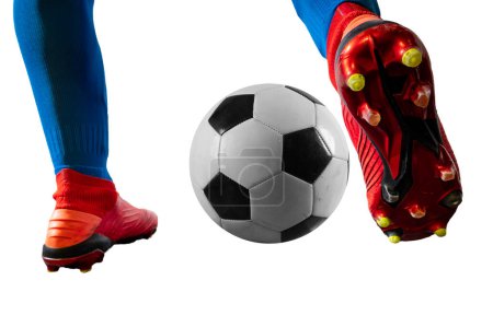 Téléchargez les photos : Joueur joue avec le ballon de football dans un match - en image libre de droit