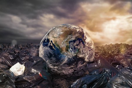 Foto de Tierra rodeada de basura indiferenciada. Mundo proporcionado por la NASA - Imagen libre de derechos