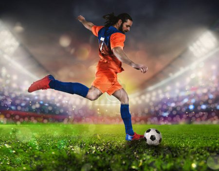 Foto de Jugador de fútbol patea la pelota vigorosamente en el estadio - Imagen libre de derechos