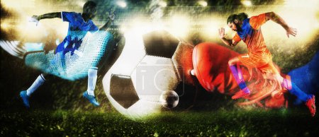 Téléchargez les photos : Deux joueurs adverses devant le ballon de foot. Double exposition - en image libre de droit