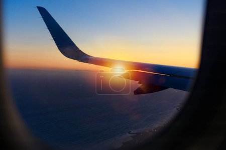 Foto de Ala de un avión durante una puesta de sol - Imagen libre de derechos