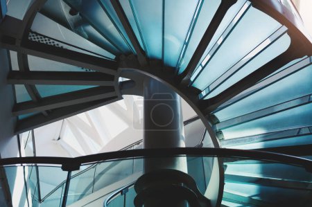 Téléchargez les photos : Échelle en verre moderne dans un immeuble de bureaux - en image libre de droit