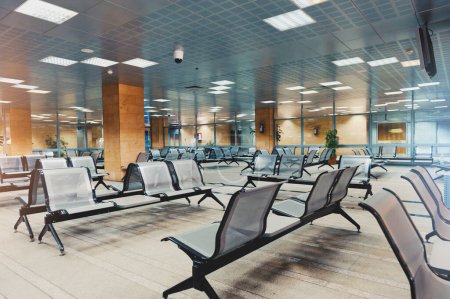 Foto de Moderna gran sala de espera de una estación del aeropuerto - Imagen libre de derechos