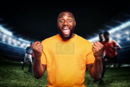 Téléchargez les photos : Fan heureux pour la victoire de son équipe de football - en image libre de droit