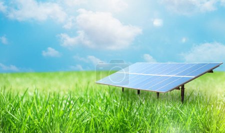 Foto de Sistema de energía renovable con panel solar en un pastizal - Imagen libre de derechos