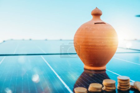Téléchargez les photos : Argent économisé en utilisant de l'énergie avec panneau solaire sur le toit - en image libre de droit