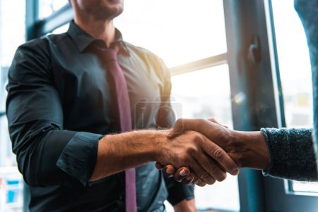 Téléchargez les photos : Poignée de main des hommes d'affaires au bureau comme concept de travail d'équipe et de partenariat - en image libre de droit