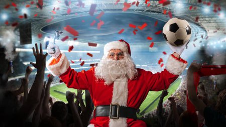Téléchargez les photos : Père Noël prêt à voir un match de football - en image libre de droit