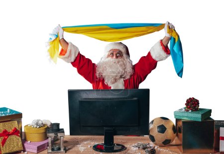 Téléchargez les photos : Père Noël qui regarde un match de football à la télé - en image libre de droit