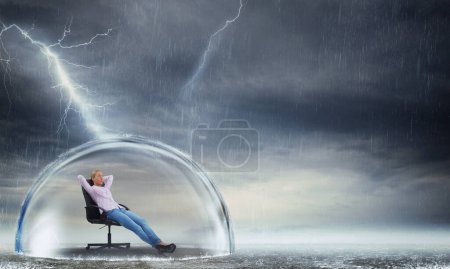 Téléchargez les photos : Femme se relaxe pendant une tempête comme concept d'assurance et de protection - en image libre de droit