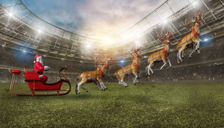 Téléchargez les photos : Santa in a soccer stadium with his sleigh ready to deliver presents - en image libre de droit