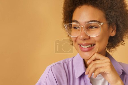 Foto de Mujer con gafas nuevas para arreglar la mala vista - Imagen libre de derechos