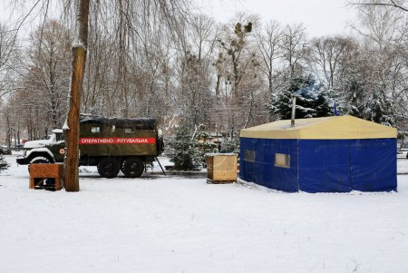 Téléchargez les photos : BILA TSERKVA, UKRAINE - 13 DÉCEMBRE : Le point d'indestructibilité avec Internet Starlink, l'électricité, le chauffage et l'eau fournis par le gouvernement sert pour les gens de la ville le 13 décembre 2022 à Bila Tserkva, Ukraine. - en image libre de droit