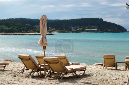 Foto de Tumbonas en una playa y agua turquesa en el moderno hotel de lujo, Halkidiki, Grecia - Imagen libre de derechos