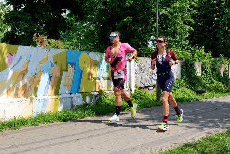 Téléchargez les photos : BILA TSERKVA, UKRAINE - 23 JUILLET : Les athlètes concourent dans la composante course sur remblai près de la rivière Ros lors de la compétition nationale de triathlon de l'Ukraine le 23 juillet 2023 à Bila Tserkva, Ukraine. - en image libre de droit
