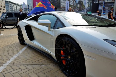 Foto de DUBAI, Emiratos Árabes Unidos - 16 de noviembre: El Lamborghini Aventador S Coupe sportscar está en el Salón del Automóvil de Dubái 2019 el 16 de noviembre de 2019 - Imagen libre de derechos