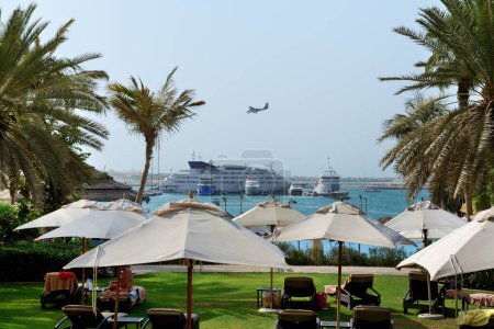 Téléchargez les photos : DUBAI, Émirats arabes unis - 11 SEPTEMBRE : L'avion SkyDive atterrit sur les yachts de luxe le 11 septembre 2013 à Dubaï, Émirats arabes unis - en image libre de droit