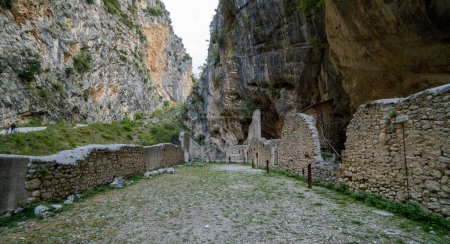 Téléchargez les photos : Randonnée dans la montagne de l'Italie province abruzzo - en image libre de droit