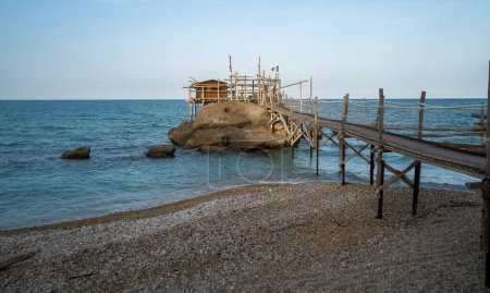 Téléchargez les photos : Tourisme d'été en Italie Abruzzes province - en image libre de droit
