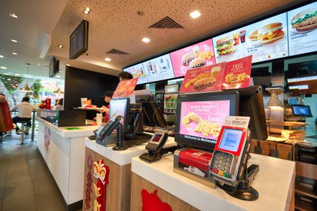 Foto de SINGAPUR - 19 DE ENERO DE 2020: área de ventas en el restaurante McDonald 's en Singapur. - Imagen libre de derechos