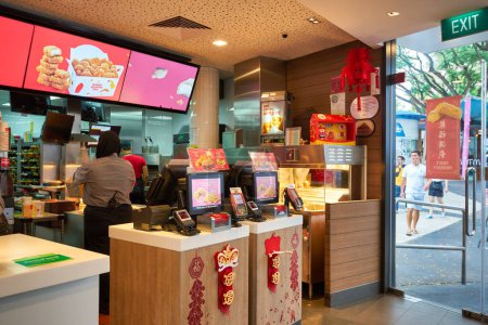 Foto de SINGAPUR - 19 DE ENERO DE 2020: área de ventas en el restaurante McDonald 's en Singapur. - Imagen libre de derechos