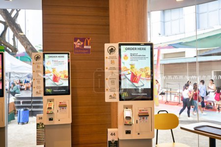 Foto de SINGAPUR - 19 DE ENERO DE 2020: quioscos de autoservicio en el restaurante McDonald 's en Singapur. - Imagen libre de derechos