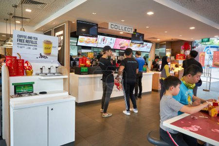 Foto de SINGAPUR - 19 de enero de 2020: plano interior del restaurante McDonald 's en Singapur. - Imagen libre de derechos