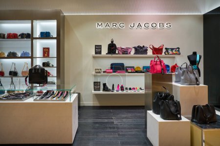 Foto de SINGAPUR - CIRCA ENERO 2020: Marc Jacobs productos en exhibición en la tienda en el centro comercial Nge Ann City. - Imagen libre de derechos
