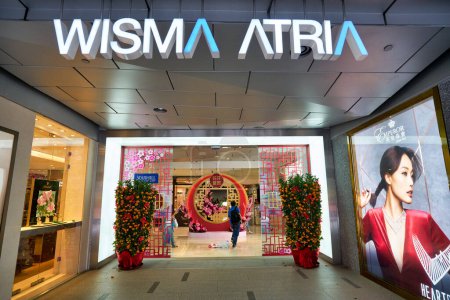 Téléchargez les photos : SINGAPOUR - CIRCA JANVIER 2020 : entrée au centre commercial Wisma Atria à Singapour. - en image libre de droit