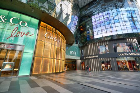 Téléchargez les photos : SINGAPOUR - CIRCA JANVIER 2020 : entrée au centre commercial ION Orchard à Singapour. - en image libre de droit