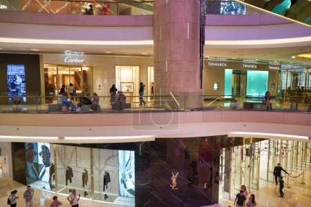 Foto de SINGAPUR - CIRCA ENERO 2020: plano interior del centro comercial ION Orchard en Singapur. - Imagen libre de derechos