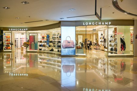 Foto de SINGAPUR - CIRCA ENERO 2020: Tienda Longchamp en el centro comercial ION Orchard en Singapur. Longchamp es una empresa francesa de artículos de cuero de lujo. - Imagen libre de derechos